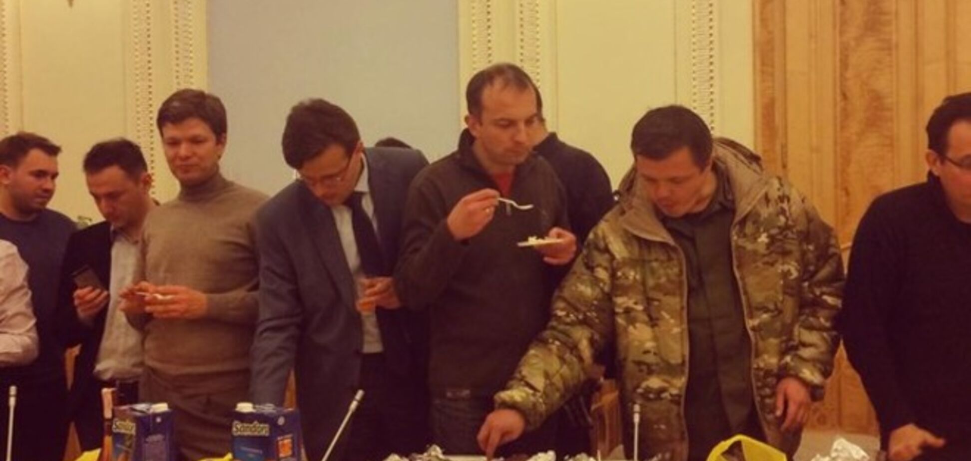 После подписания коалиционного соглашения представители партий  ели из пластиковой посуды и делили вареники  