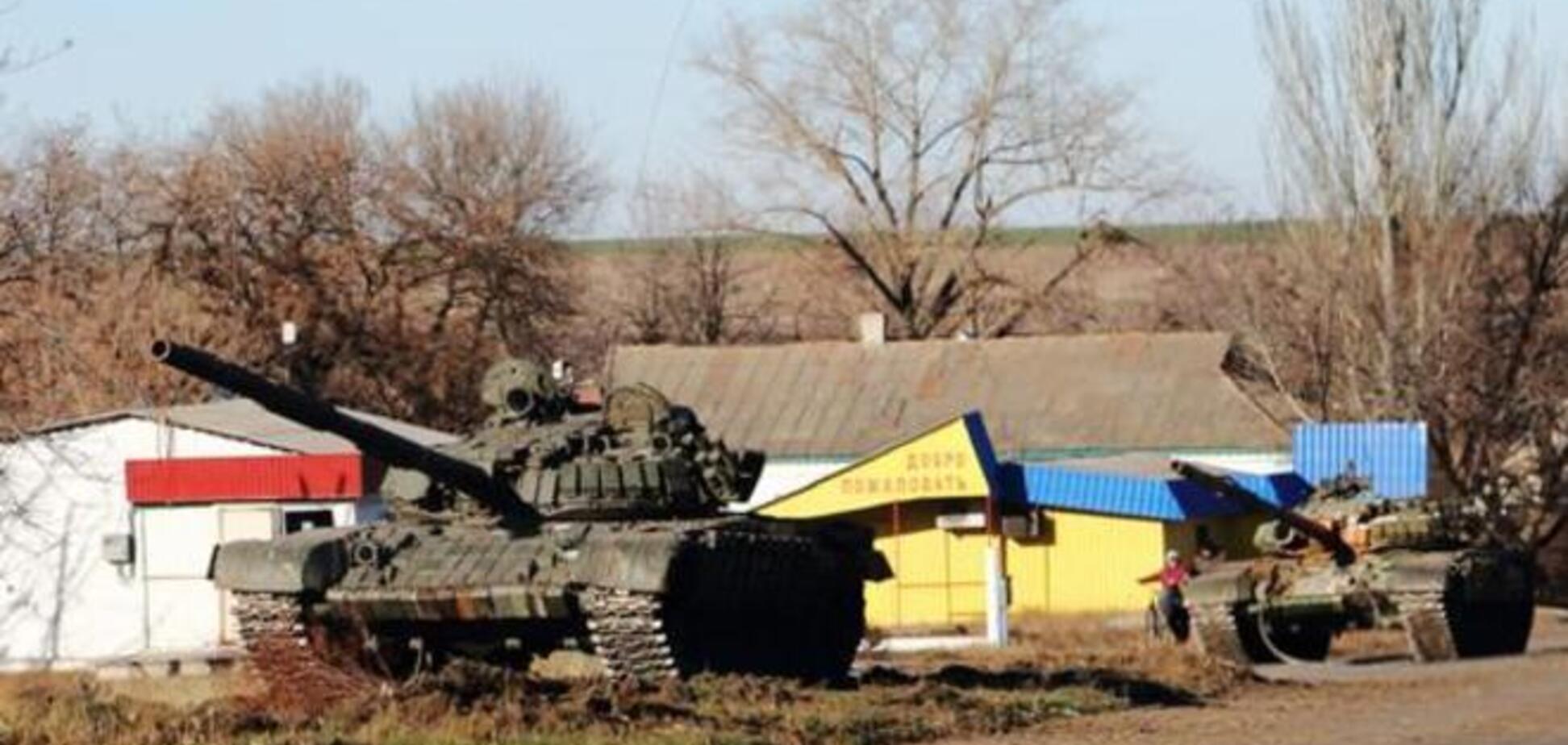 В Новоазовске замечены российские танки и техника: опубликованы фото