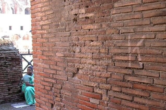 Расписавшегося на Колизее россиянина приговорили к штрафу в 20 тыс. евро и тюремному сроку