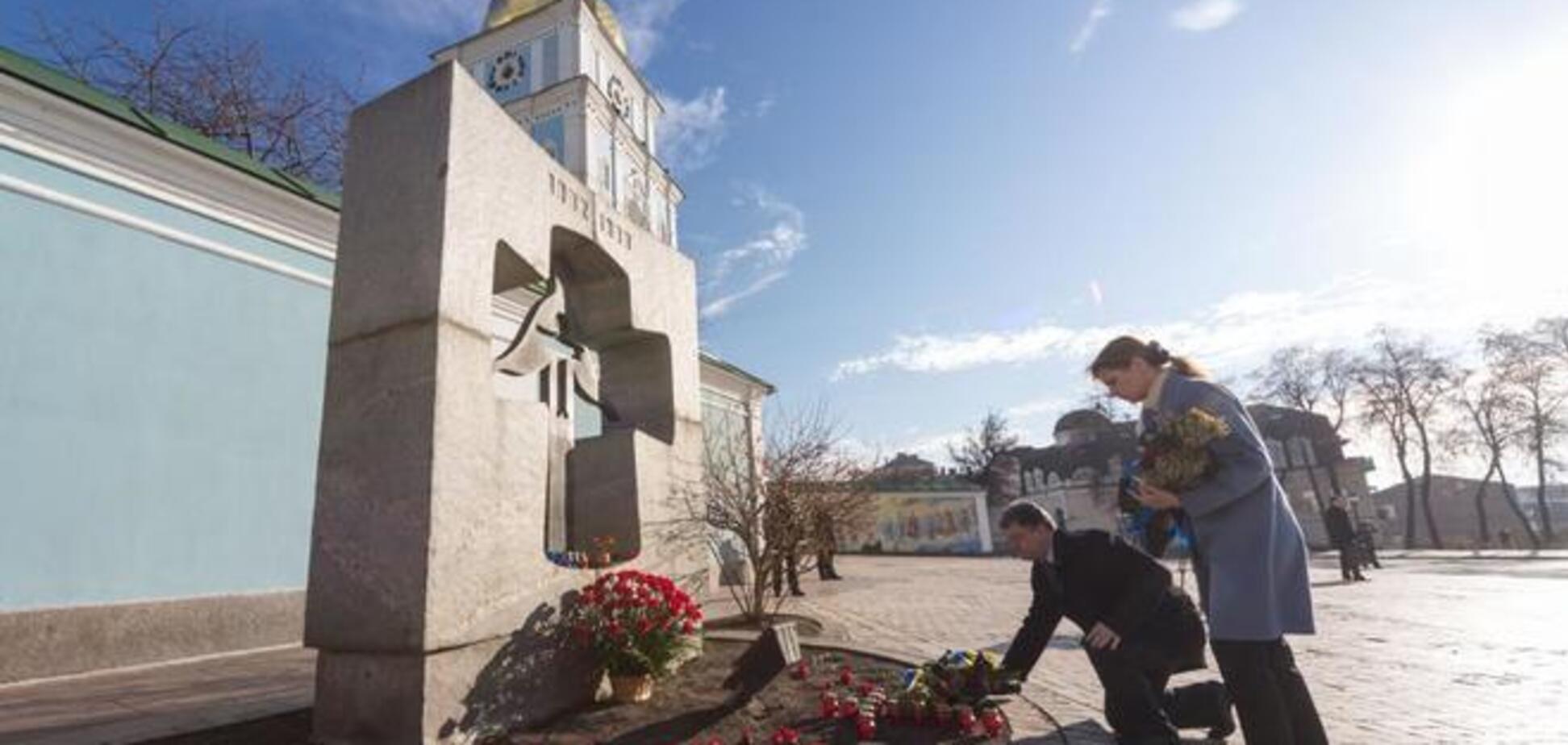 Президентская чета возложила цветы к Памятному знаку жертвам Голодомора