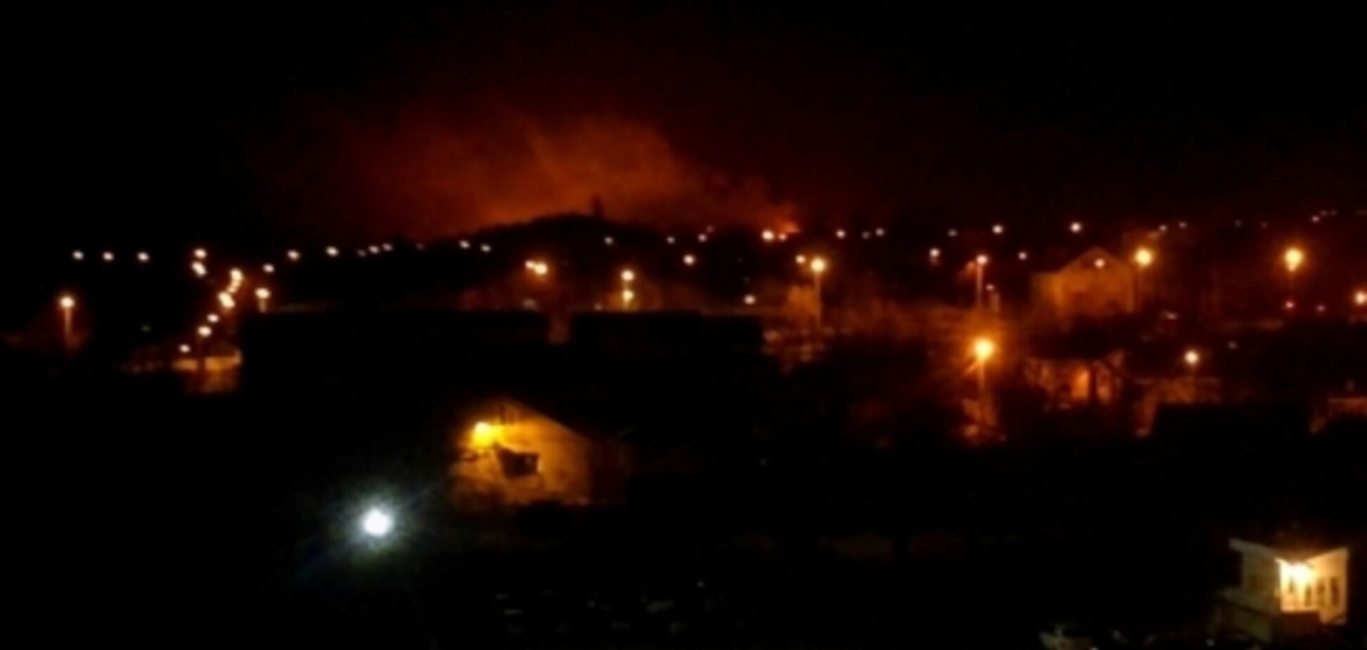 В Донецке прогремели два мощных взрыва, горит жилой сектор: опубликовано видео