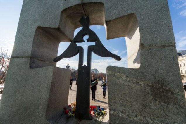 Украинцы почтили минутой молчания и зажгли свечи в память жертв Голодомора: опубликованы фото