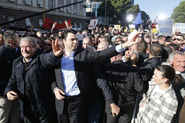 Тысячи албанцев вышли на акцию протеста