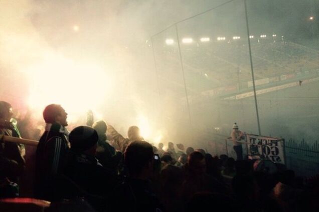 Ультрас 'Шахтера' на матче во Львове сожгли флаг России