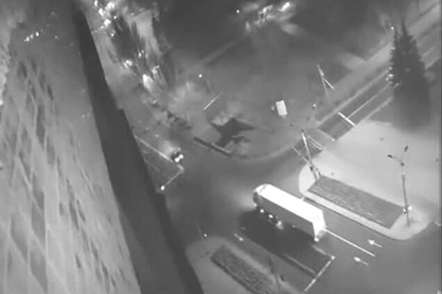 Путинский 'гумконвой' сопровождает грузовики с оружием в Донецке. Видеофакт