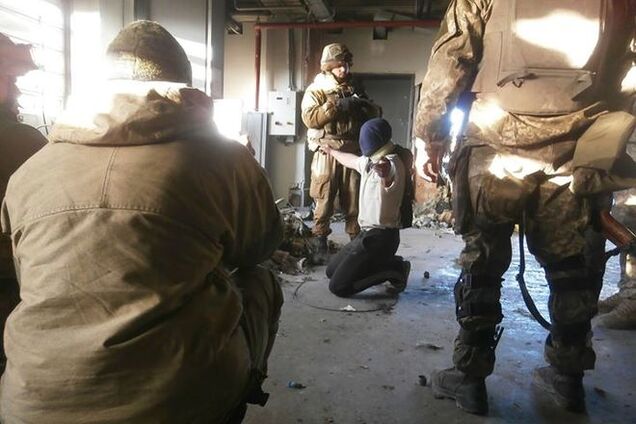 В донецком аэропорту террорист добровольно сдался 'киборгам'