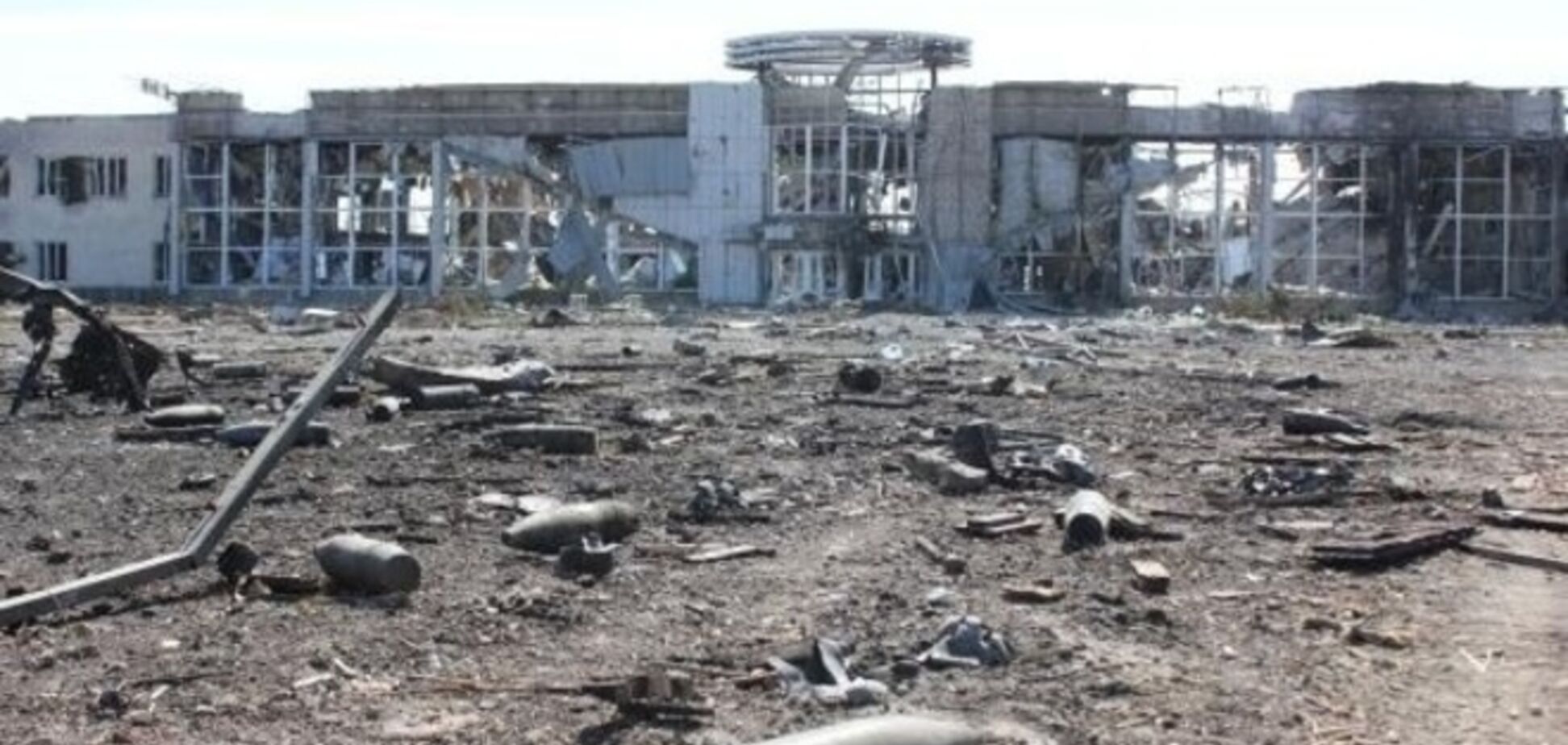 Донецкий аэропорт до сих пор в огне: атаки террористов захлебываются