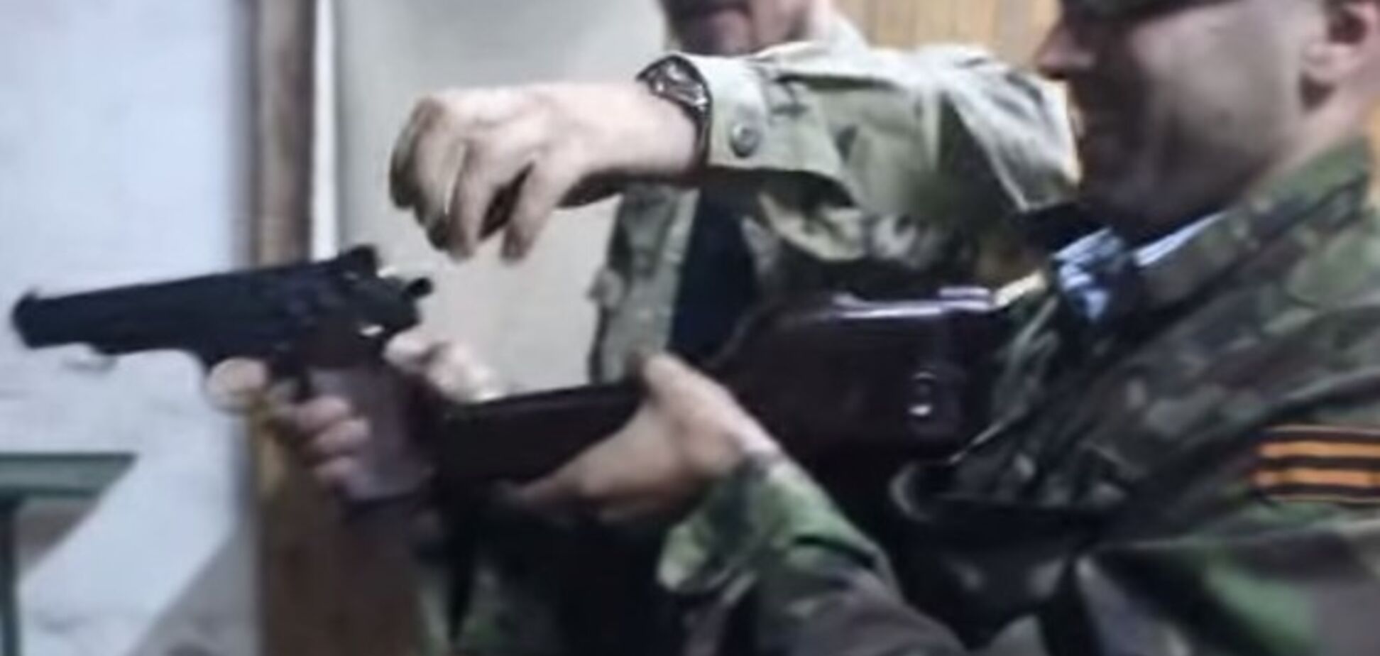 Незадолго до ранения боевики 'ДНР' научили скандального журналиста RT стрелять из автомата