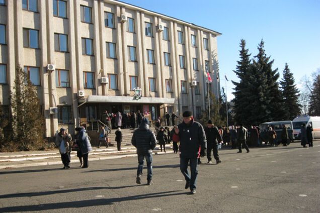 В Ровеньках пенсионеры устроили давку, простояв почти сутки на морозе за 'пенсией' в 200 грн от оккупантов