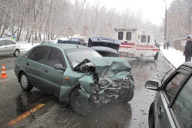 В Киеве на скользкой дороге произошло смертельное ДТП: опубликованы фото