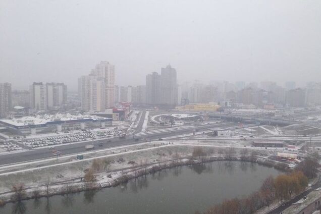 Первый снег в Киеве убирали 4 тысячи дворников