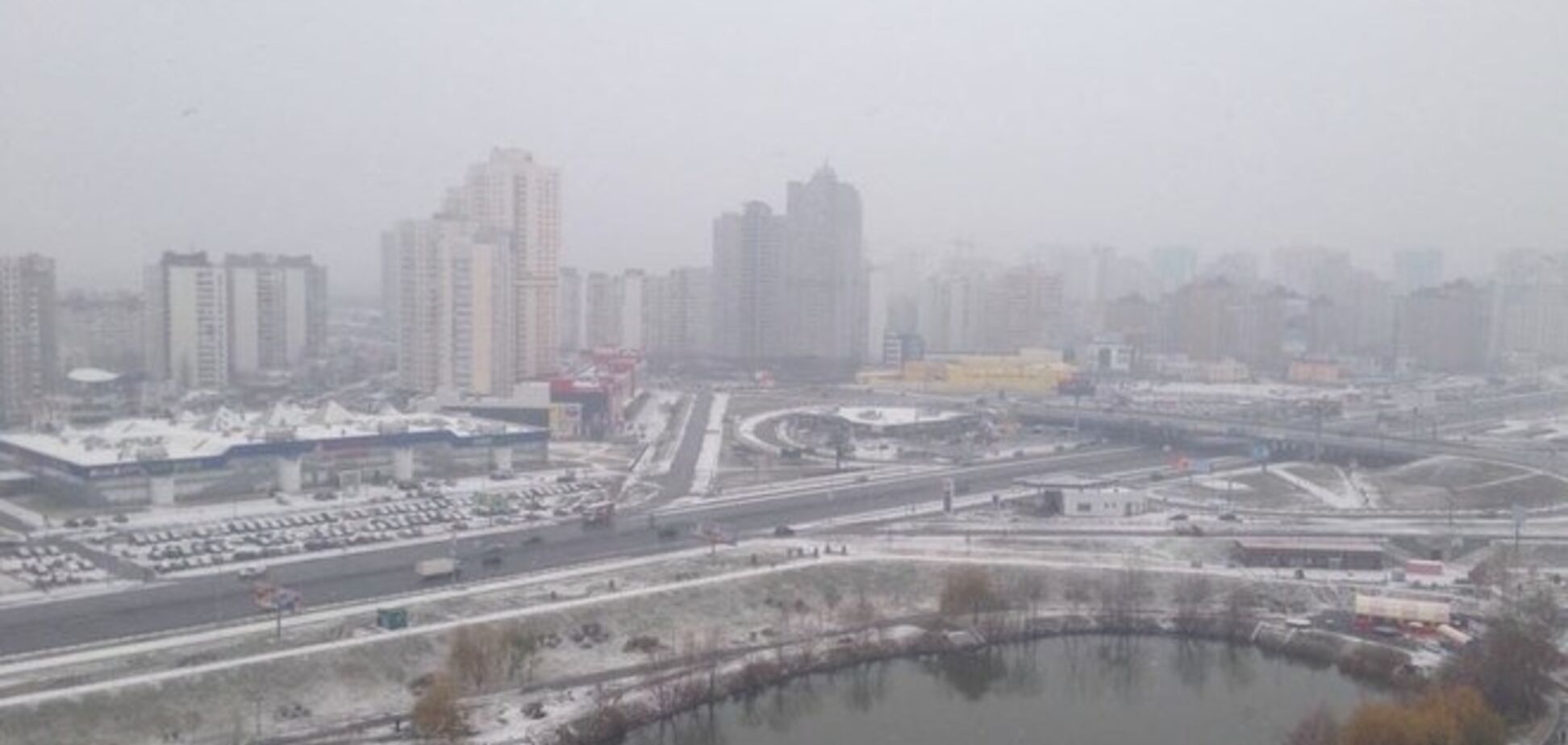Первый снег в Киеве убирали 4 тысячи дворников