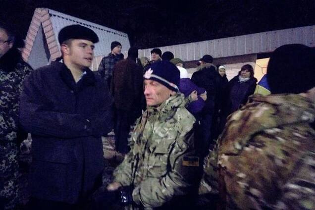 Киевляне слезами и цветами встретили героических 'киборгов': опубликованы фото и видео