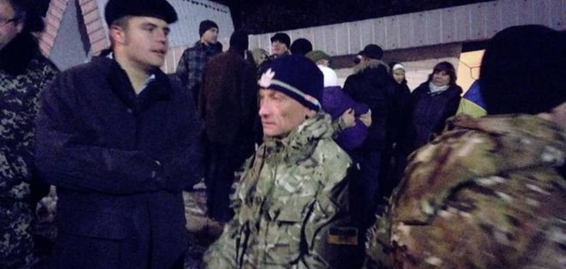 Киевляне слезами и цветами встретили героических 'киборгов': опубликованы фото и видео