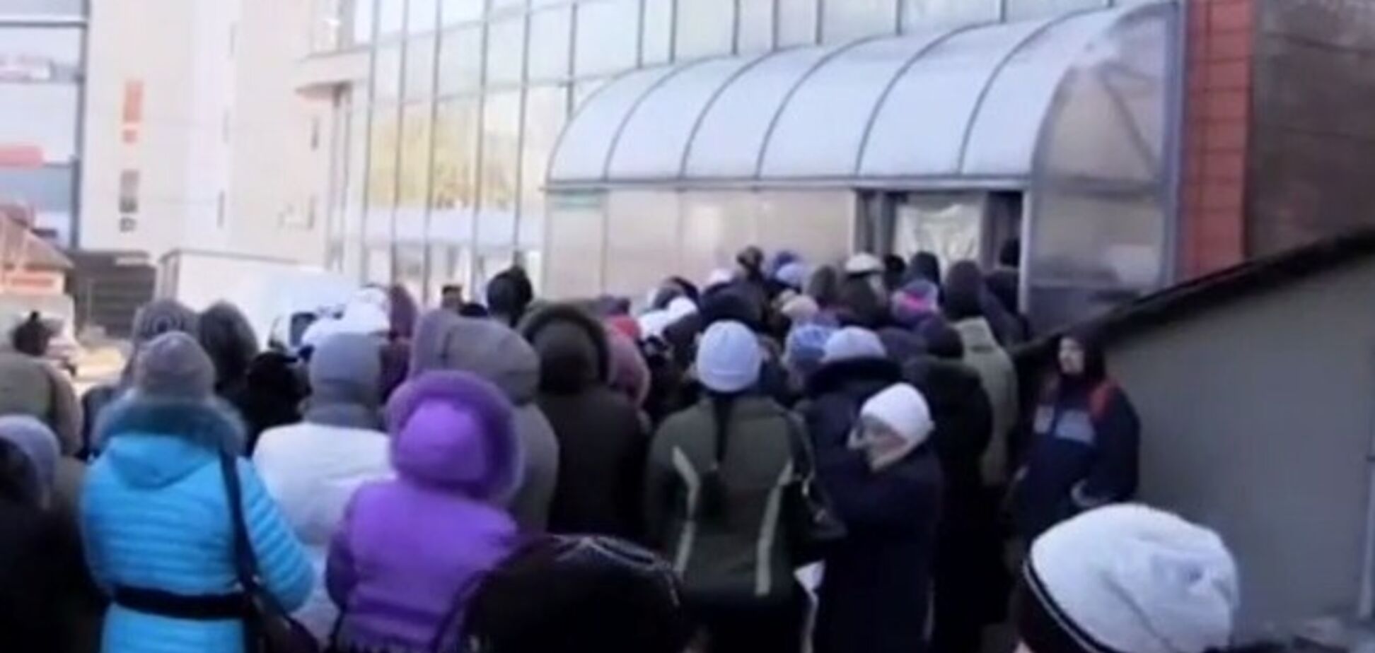 Жители Донецка в очереди за гуманитаркой: нам не хватает еды и денег, но мы довольны