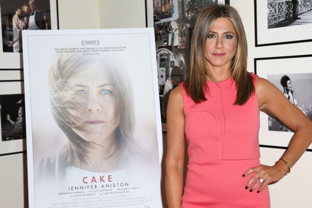 Дженнифер Энистон в розовом мини: не самый удачный выбор