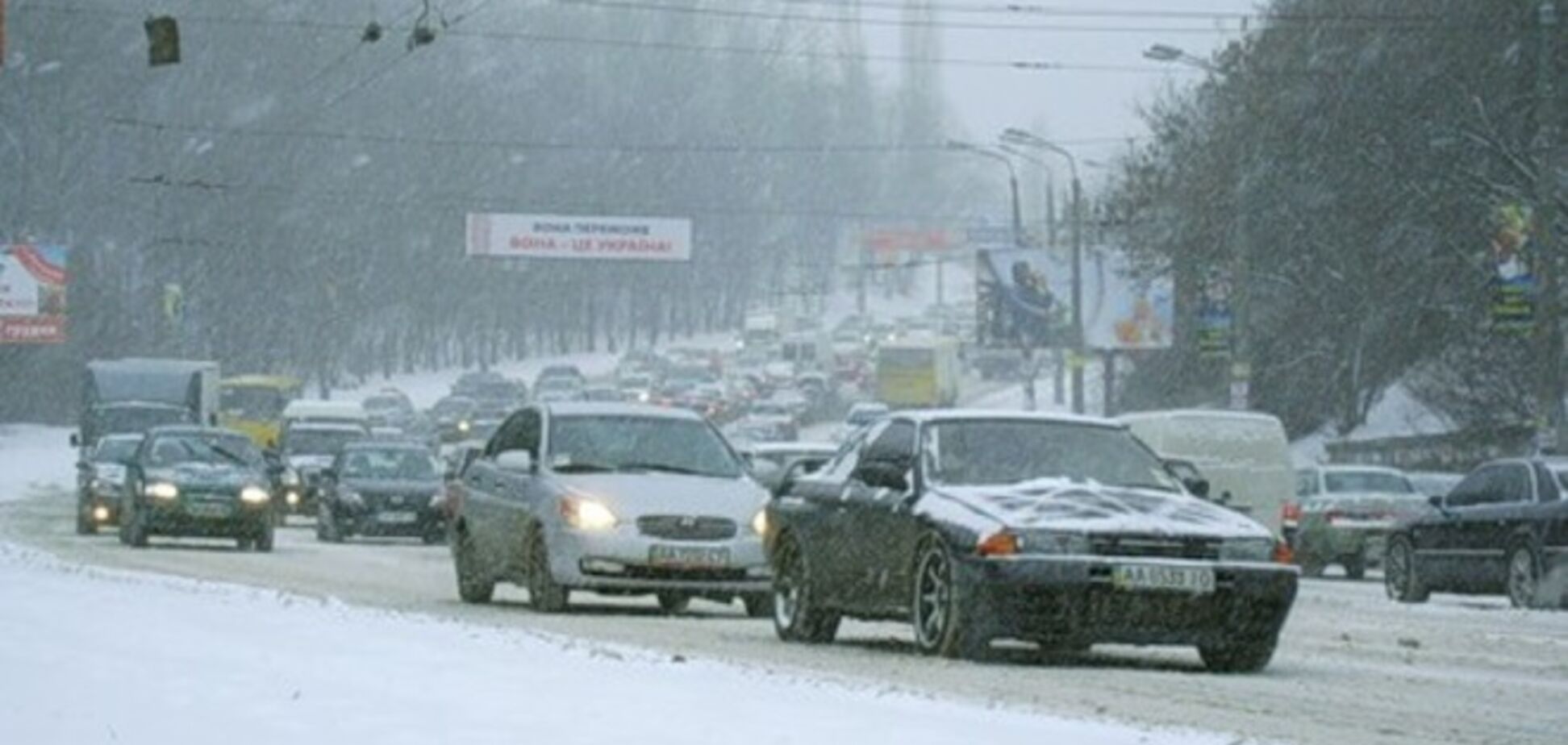 На киевских СТО после снегопада собрались очереди автомобилей