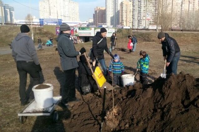 На месте скандальной стройки на Осокорках киевляне высадили деревья 