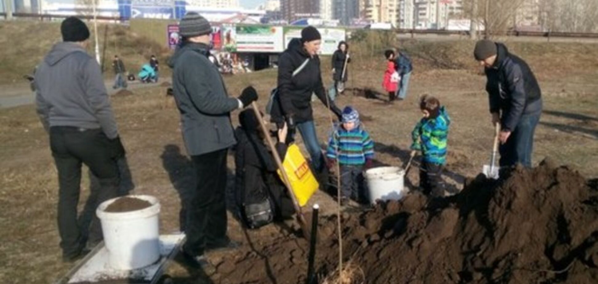 На месте скандальной стройки на Осокорках киевляне высадили деревья 