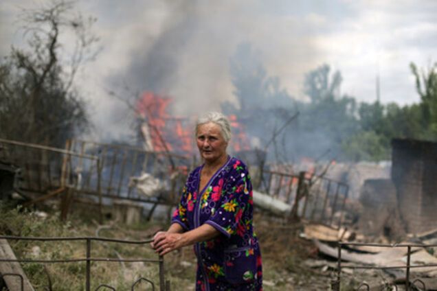 В Станице Луганской прямыми попаданиями разрушены два жилых дома и повреждены шесть многоэтажек