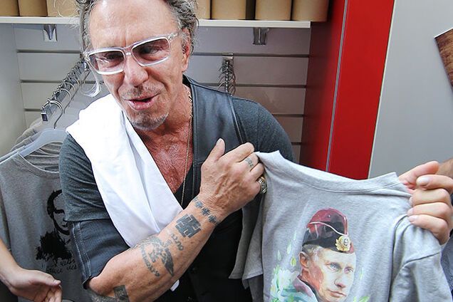 Рурк назвал Путина 'отличным парнем', прикупив его футболку перед боем