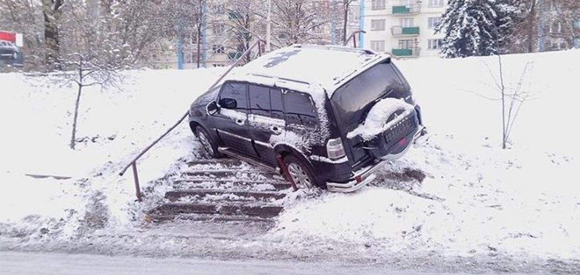 Киевляне засекли автомобиль на лестнице: фотофакт