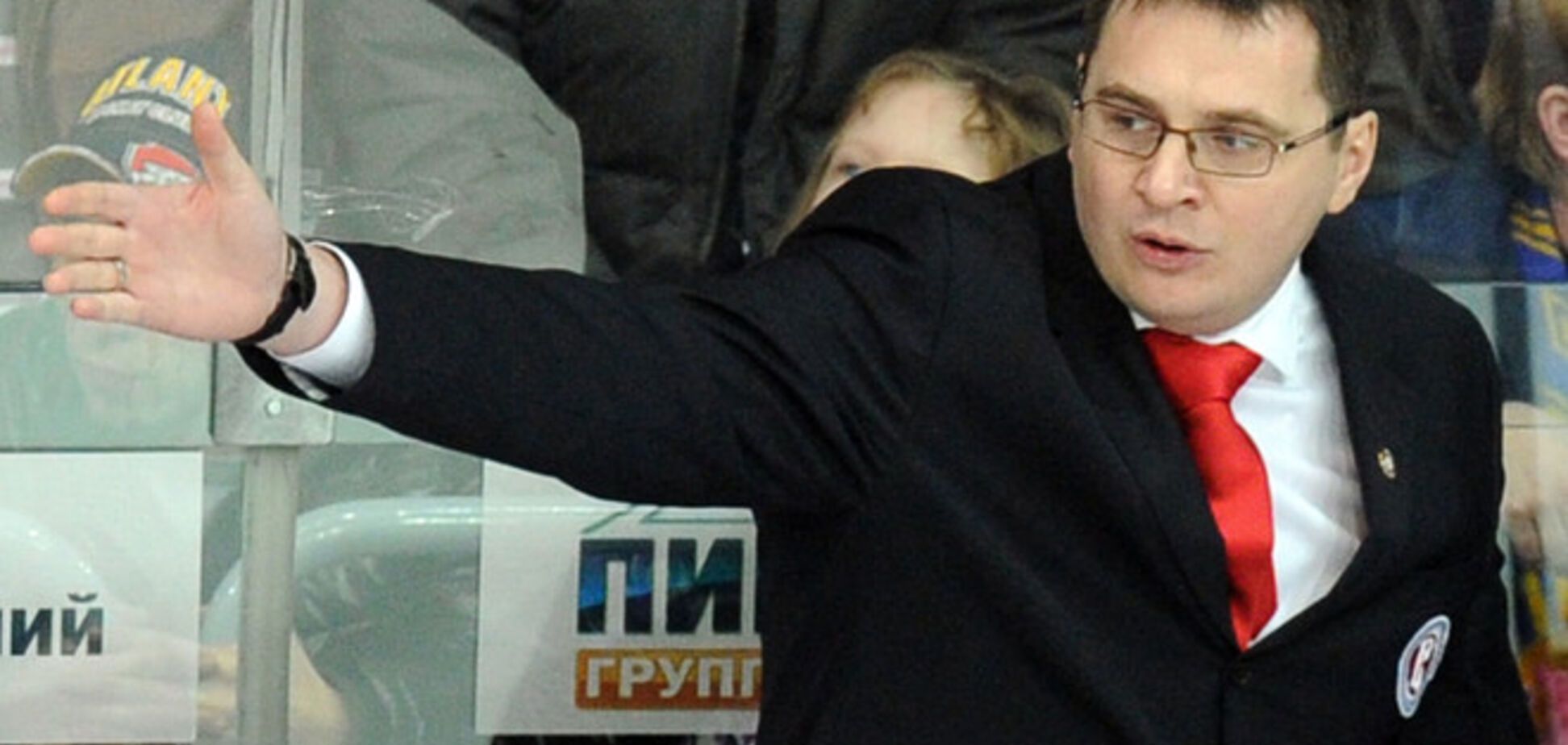 Экс-тренер 'Донбасса' напал на хоккеиста: видео