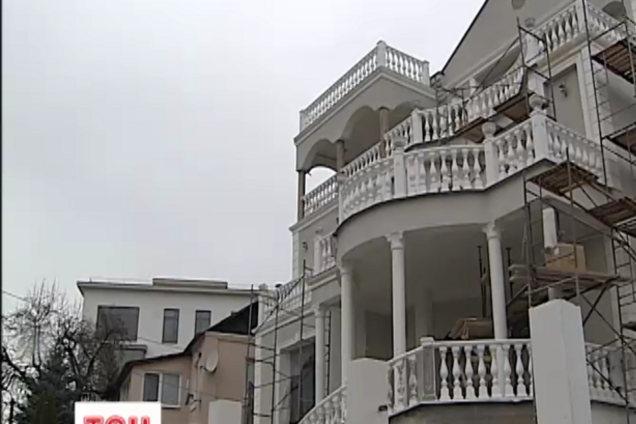 В Киеве бизнес-леди из особняка присвоила полпереулка в элитном районе