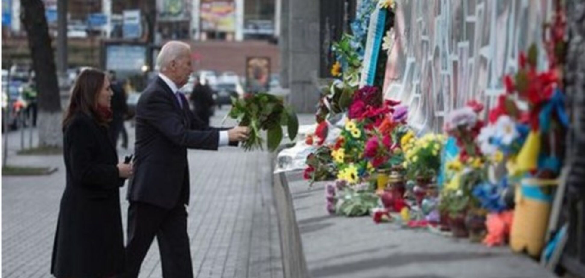 Российские СМИ сочинили фейк об отказе Байдена возложить цветы к памятнику Небесной сотни