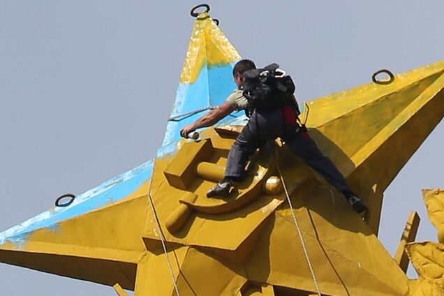 Слава Украине рассказал, как красил звезду в Москве в цвета украинского флага