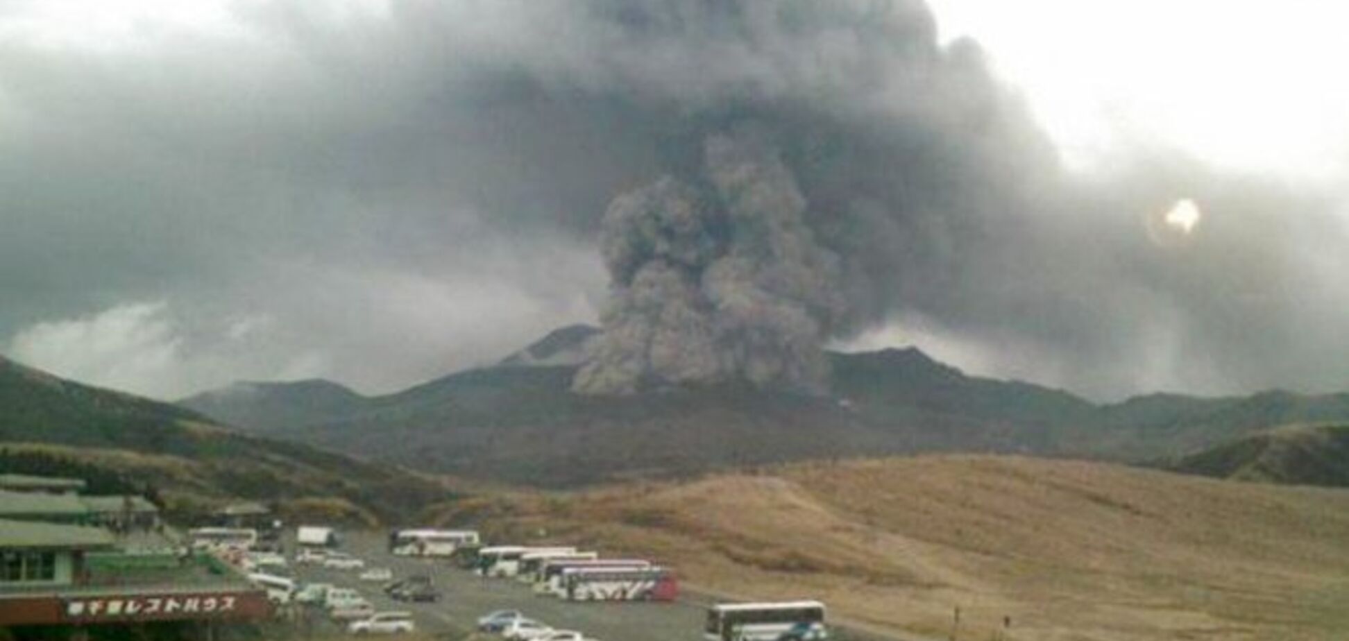 В Японии извергающийся вулкан выбросил километровый столб пепла: опубликованы фото