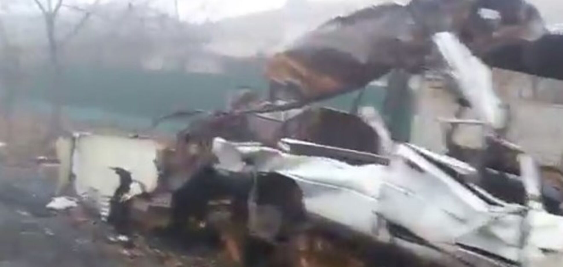 Появилось видео прилегающей к донецкому аэропорту дороги: целый район превратился в руину