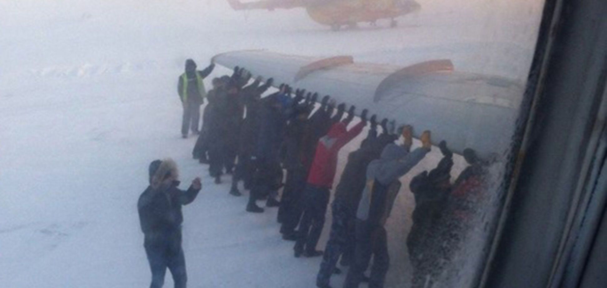 У Росії літакам розігнатися тепер допомагають пасажири: опубліковано відео