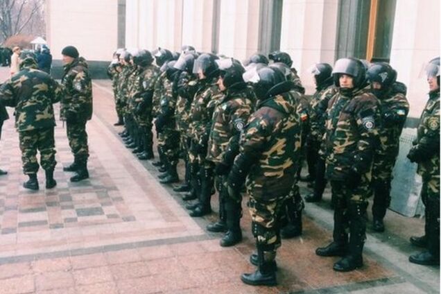 Рада готовится к первому заседанию: к зданию парламента стягивают сотни силовиков