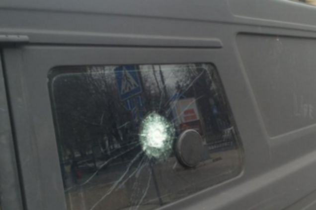 Террористы по приказу 'Гиви' смеха ради обстреляли машину российского телеканала LifeNews: фотофакт