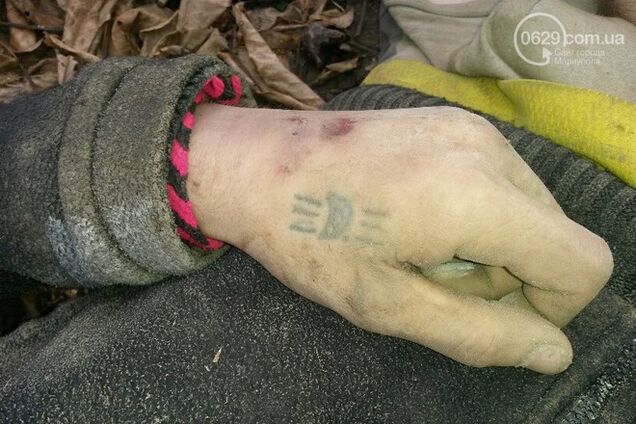 Под Мариуполем найден труп со следами от наручников: опубликованы фото 18+
