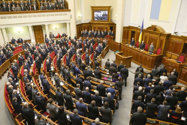 Новоизбранные депутаты Верховной Рады одновременно приняли присягу