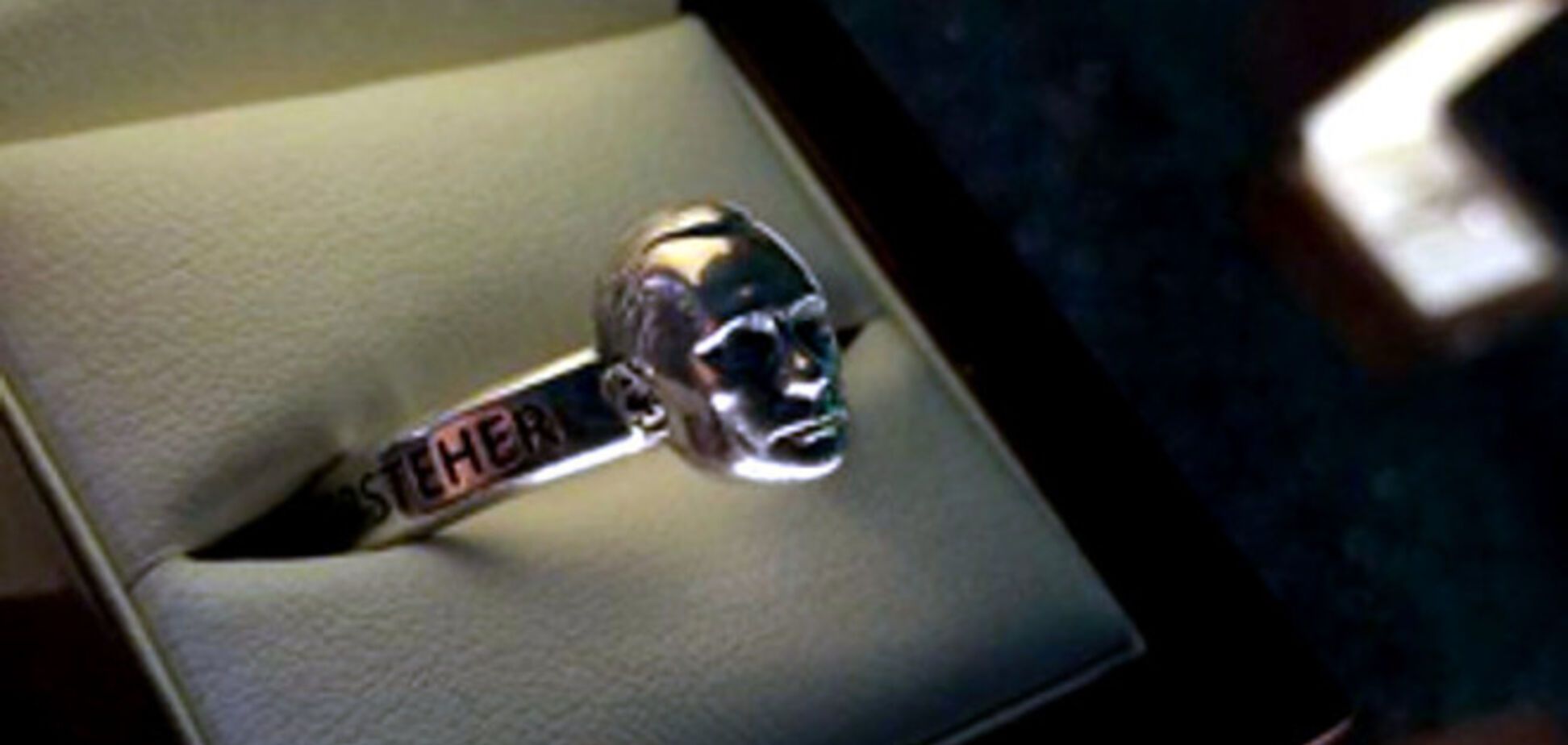 На модном показе в Москве презентовали 'кольцо всевластия' с лицом Путина