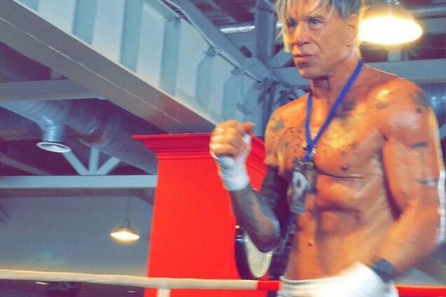 Микки Рурк в Москве похвастался накачанным голым торсом