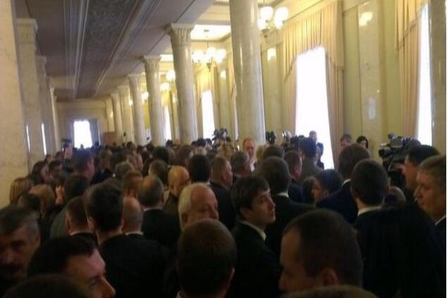 Депутаты выстроились в огромную очередь за карточками для голосования