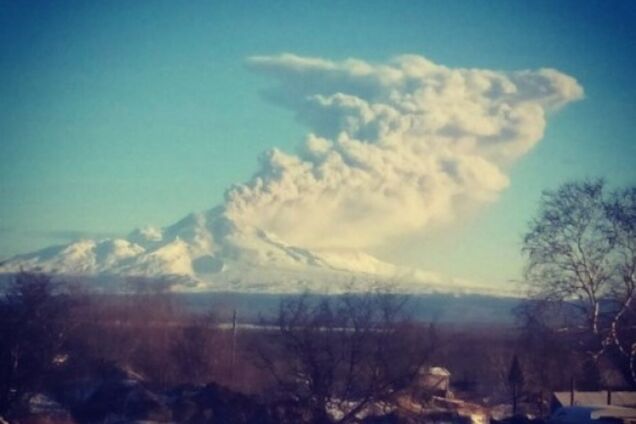 Опубликованы фото проснувшихся в России вулканов: пеплом затянуты сотни километров неба 