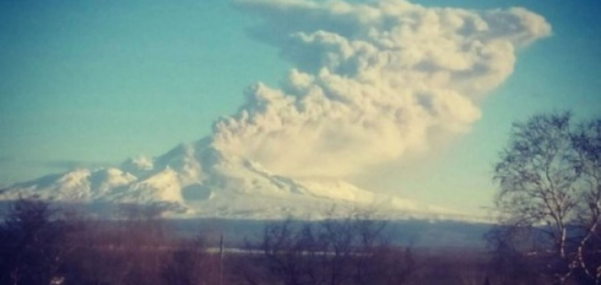 Опубліковані фото вулканів, що прокинулися в Росії: попелом затягнуті сотні кілометрів неба 