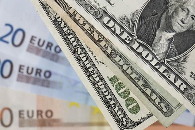 В России доллар и евро снова резко пошли вверх