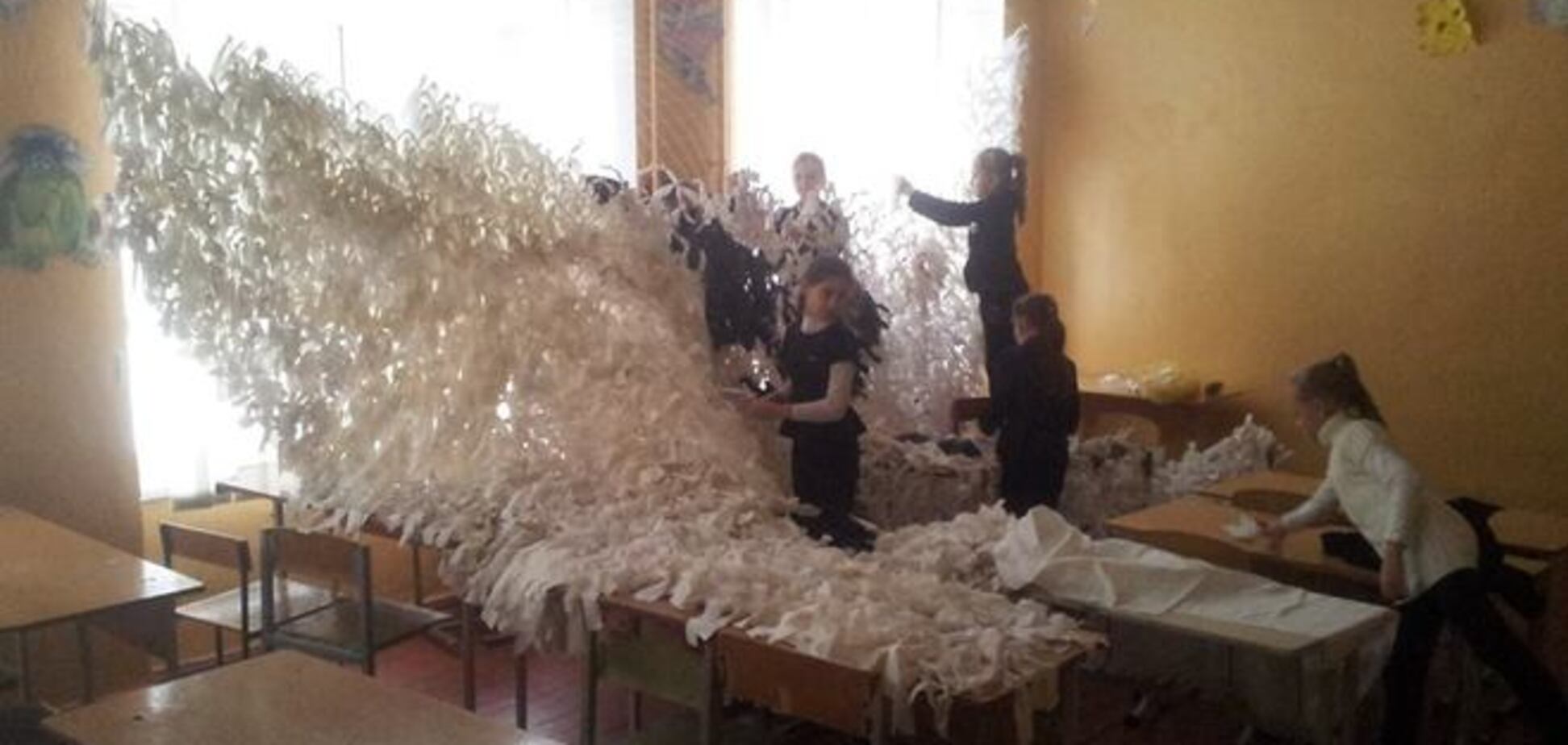 Киевские школьницы плетут для бойцов АТО маскировочные сетки