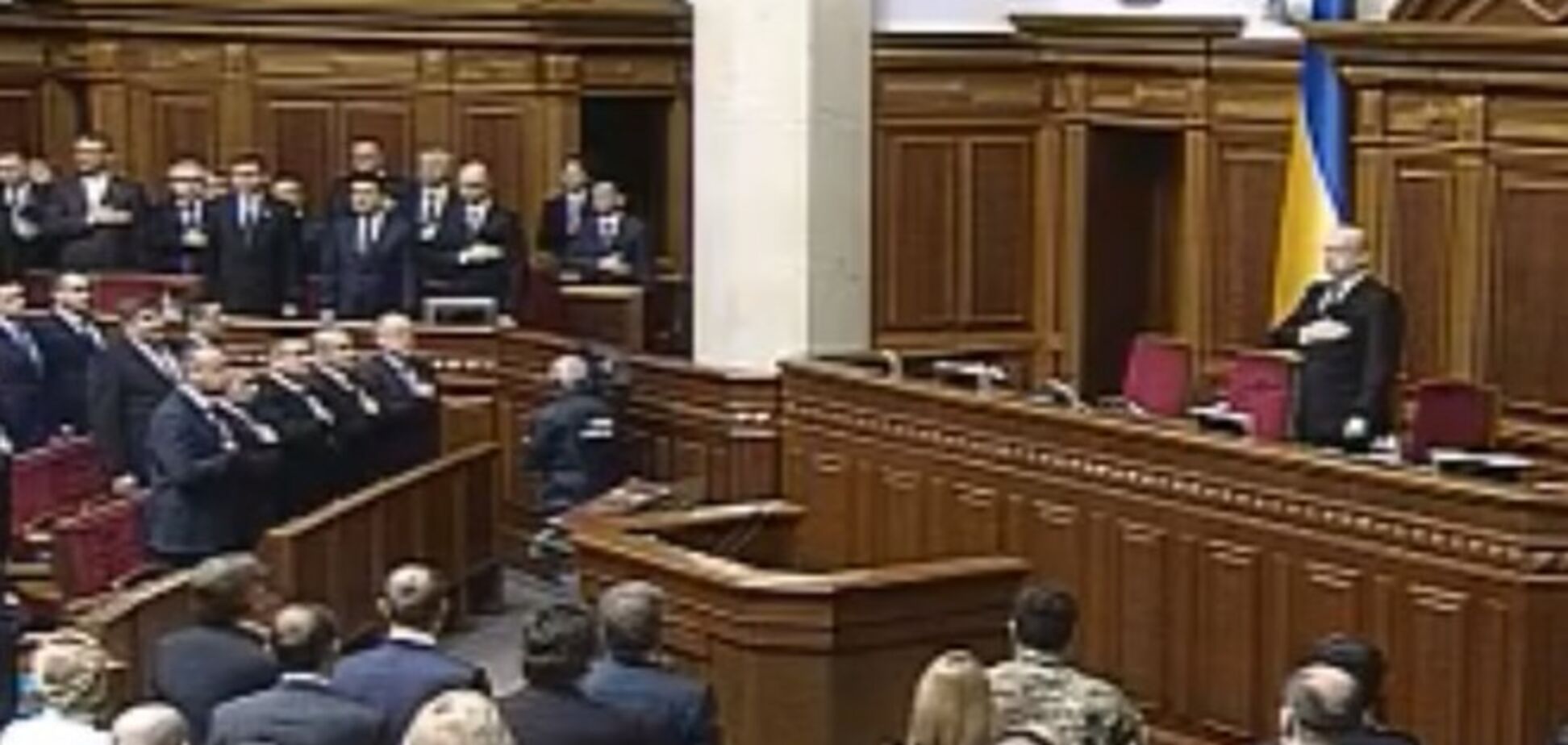 Відкрилося перше засідання ВР VIII скликання: нардепи співали гімн і кричали 'Слава Україні!'