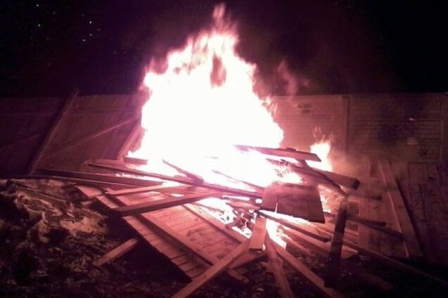 В Киеве на скандальной стройке сожгли забор: милиция расследует нападение