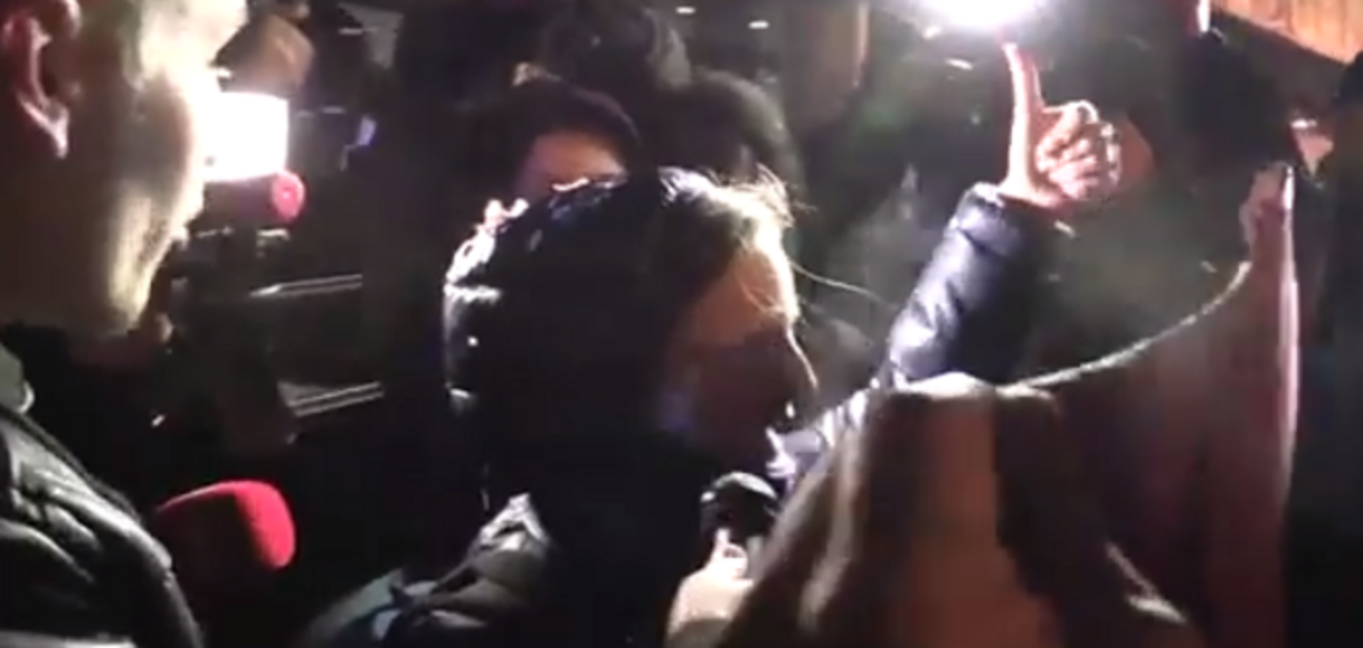 Оператор LifeNews замість допомоги колезі продовжував знімати її приниження: опубліковано відео