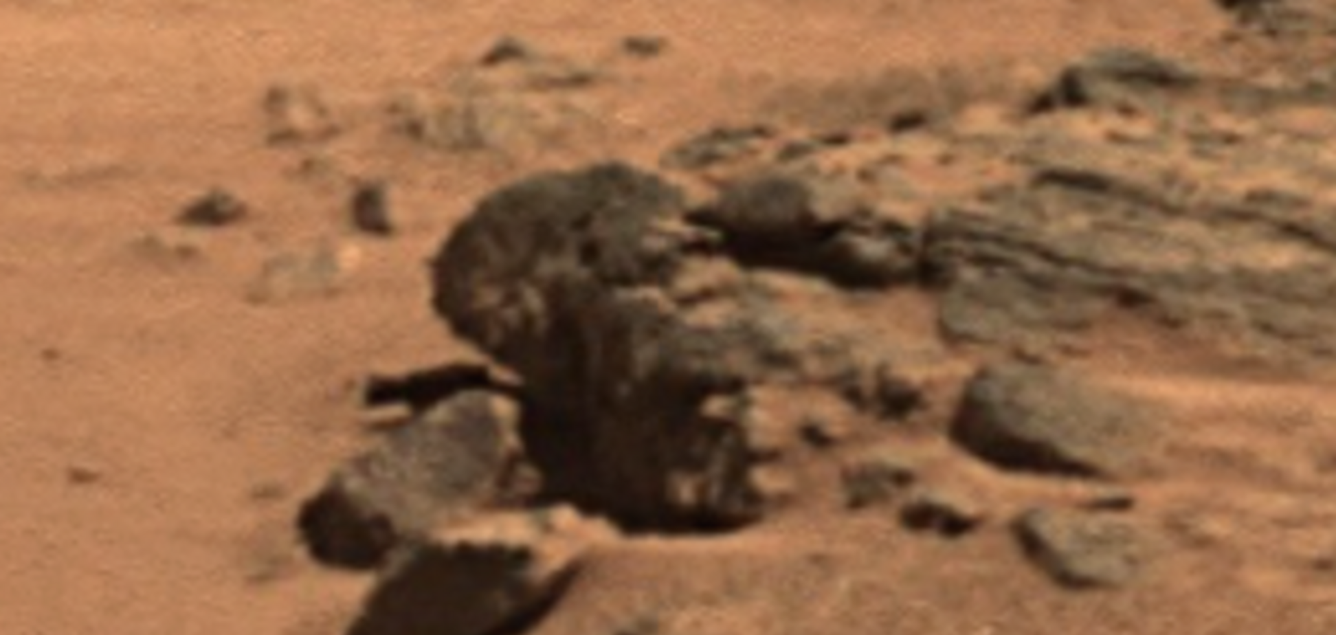 На снимках с Марса обнаружили голову каменного великана