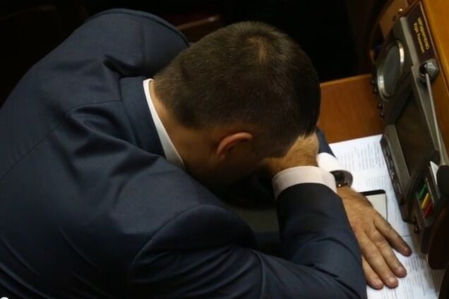Мирошниченко умудрился уснуть на первом заседании Рады: опубликовано видео