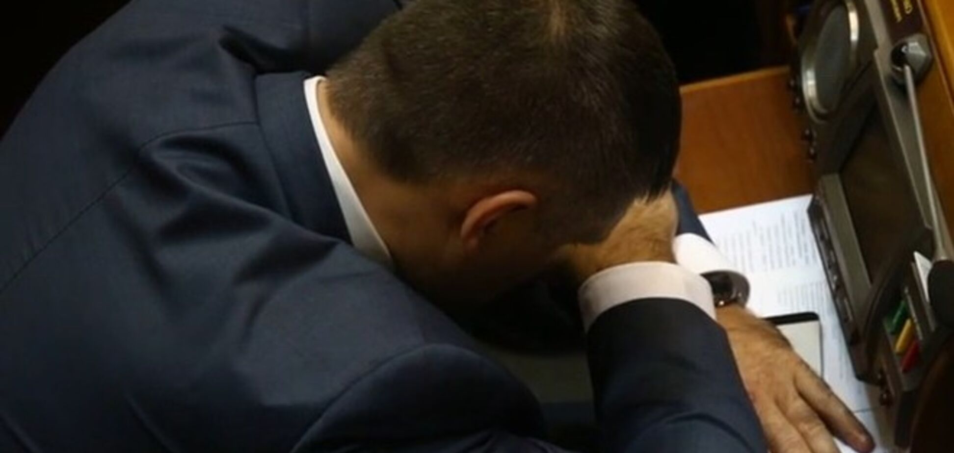 Мирошниченко умудрился уснуть на первом заседании Рады: опубликовано видео